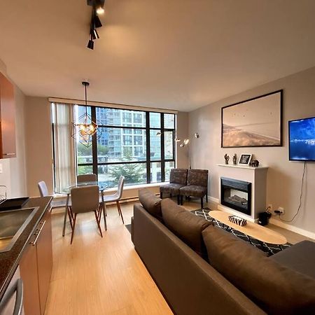 Entire Condo In Heart Of Downtown Vancouver Exterior photo