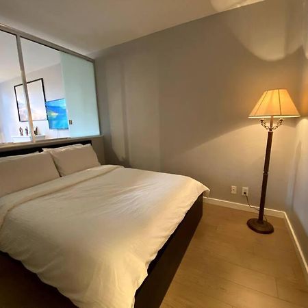 Entire Condo In Heart Of Downtown Vancouver Exterior photo