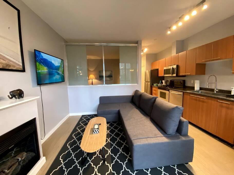 Entire Condo In Heart Of Downtown Vancouver Exterior photo
