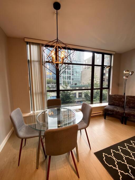 Entire Condo In Heart Of Downtown Vancouver Exterior photo