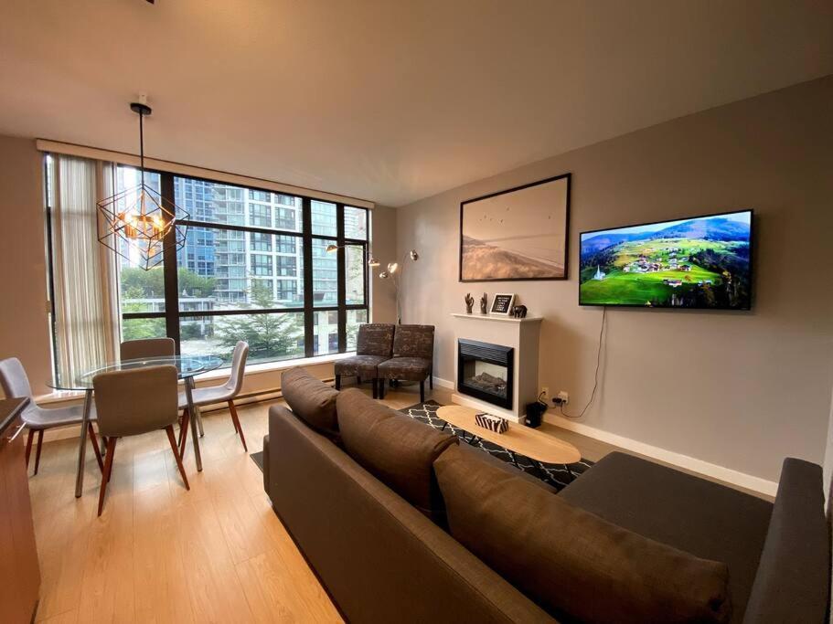 Entire Condo In Heart Of Downtown Vancouver Exterior photo