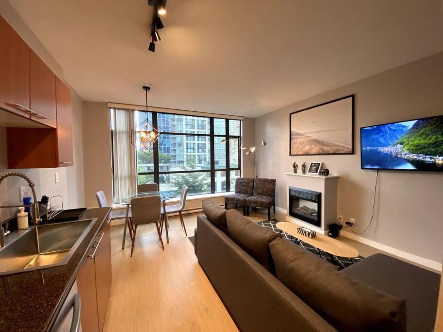 Entire Condo In Heart Of Downtown Vancouver Exterior photo