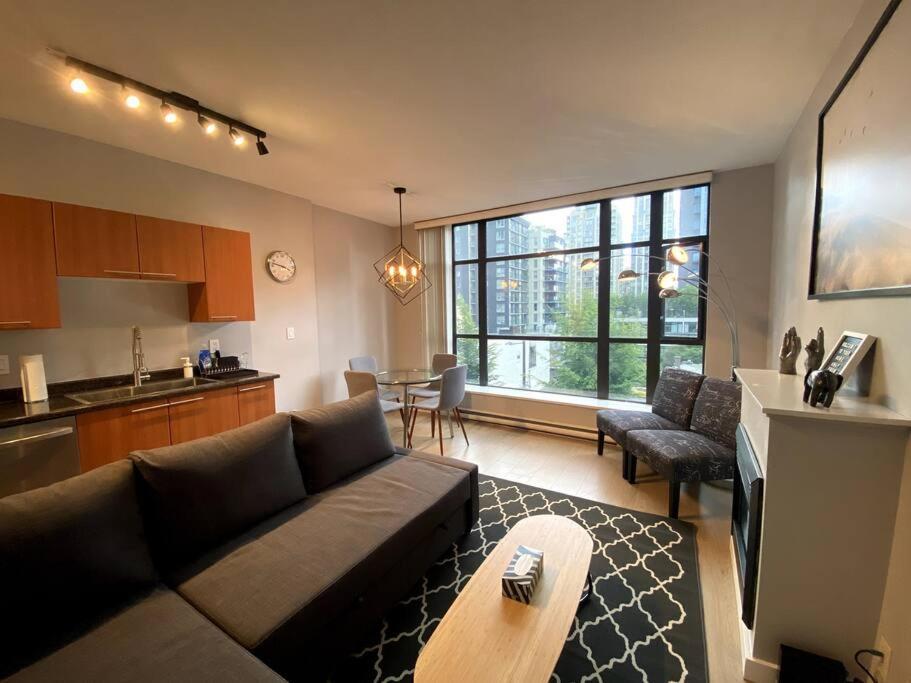 Entire Condo In Heart Of Downtown Vancouver Exterior photo
