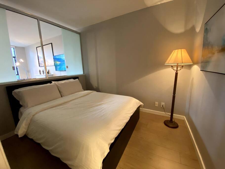 Entire Condo In Heart Of Downtown Vancouver Exterior photo