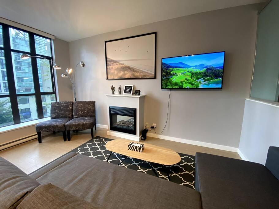 Entire Condo In Heart Of Downtown Vancouver Exterior photo