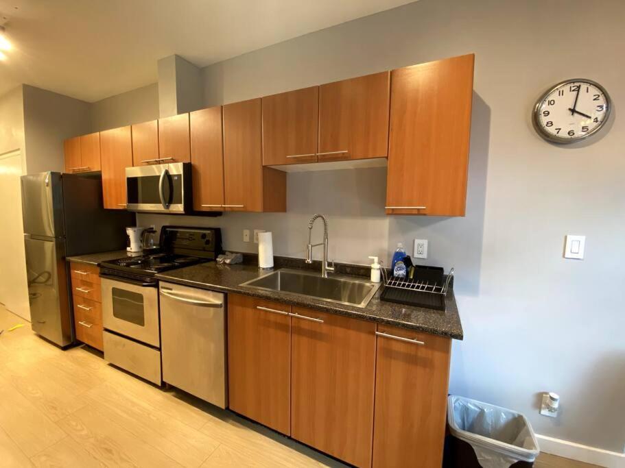 Entire Condo In Heart Of Downtown Vancouver Exterior photo